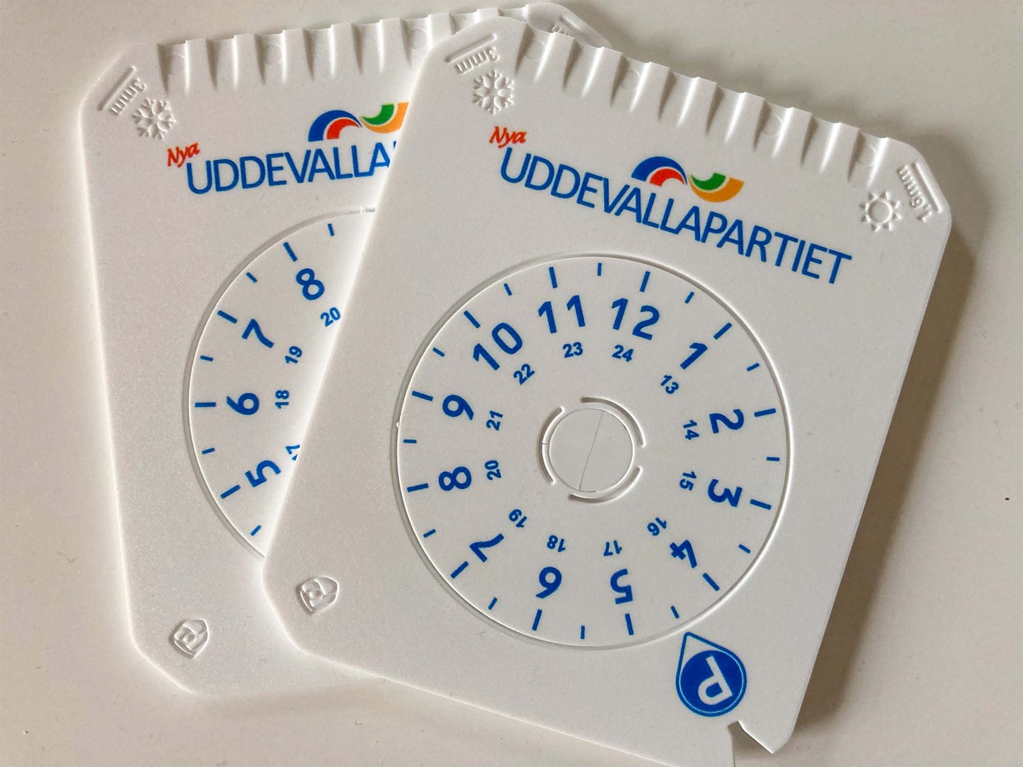 Vita P-skivor med Uddevallapartiets logotyp
